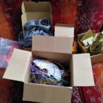 Kartons und Tüten voll mit farblich sortierten Druckresten und Fehldrucken