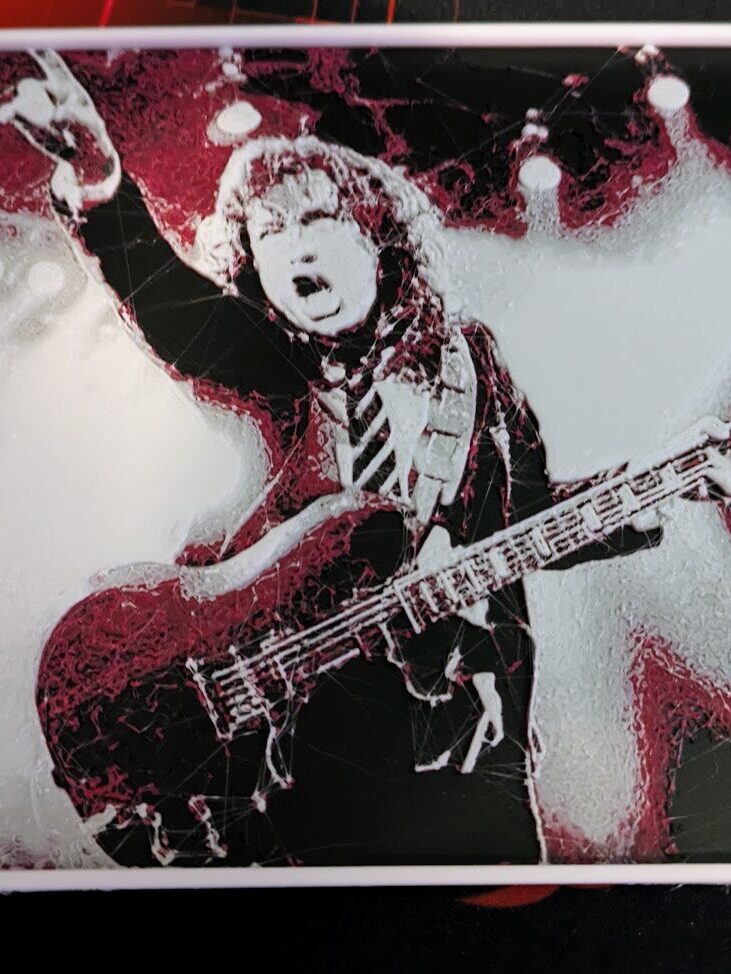 HueForge Bild - Angus Young von AC/DC auf der Bühne stehend und den Zeigefinger Richtung Publikum zeigend.