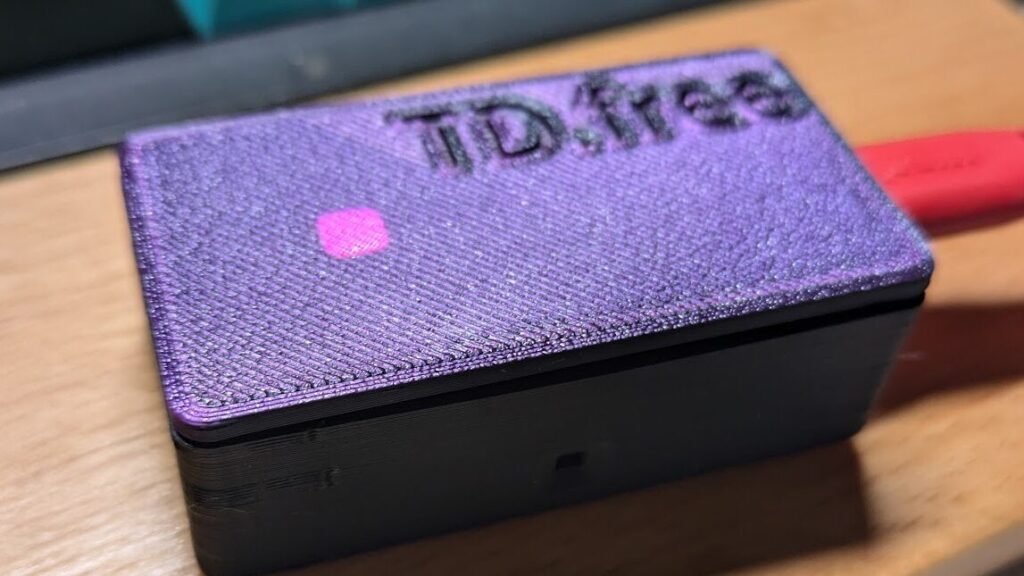 TDfree bei der Arbeit. Ein kleiner Kasten mit der Beschriftung 